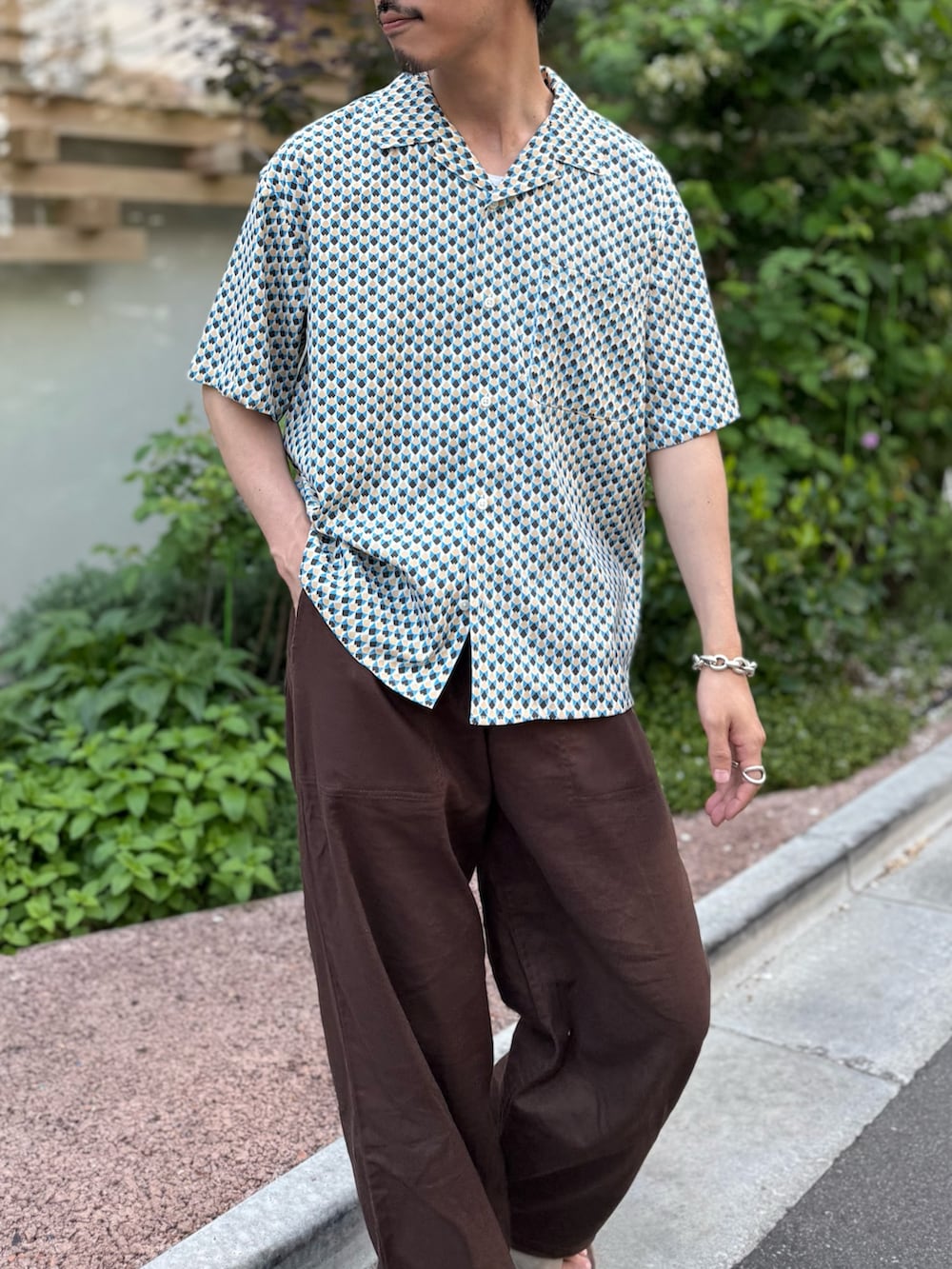 「柄シャツ、ワイドパンツ、サンダル、シャツスタイル、レイヤードスタイル、休日スタイル、お出かけコーデ、大人カジュアル、夏服、サンダルコーデ、夏、夏コーデ」｜「GLOSTERの【GLOSTER/グロスター】オールオーバーパターン シャツ 柄シャツ アロハシャツ オープンカラー（シャツ/ブラウス、ホワイト系）」を使った、OKAさん（メンズ・175cm）の春コーディネートの3枚目の写真