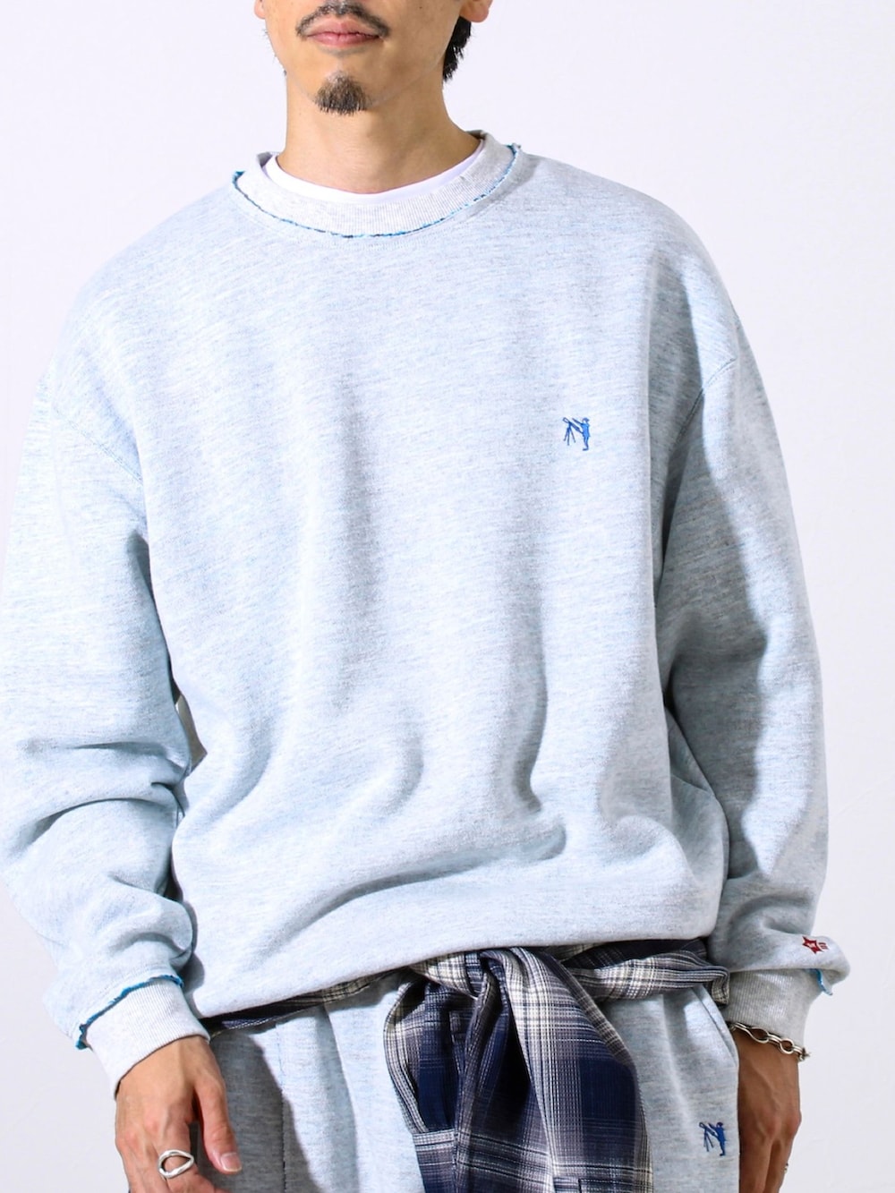 グレー系のスウェット、グレー系のスウェットパンツ、ブルー系のシャツ/ブラウスを着用したメンズの秋コーディネートの2枚目の写真