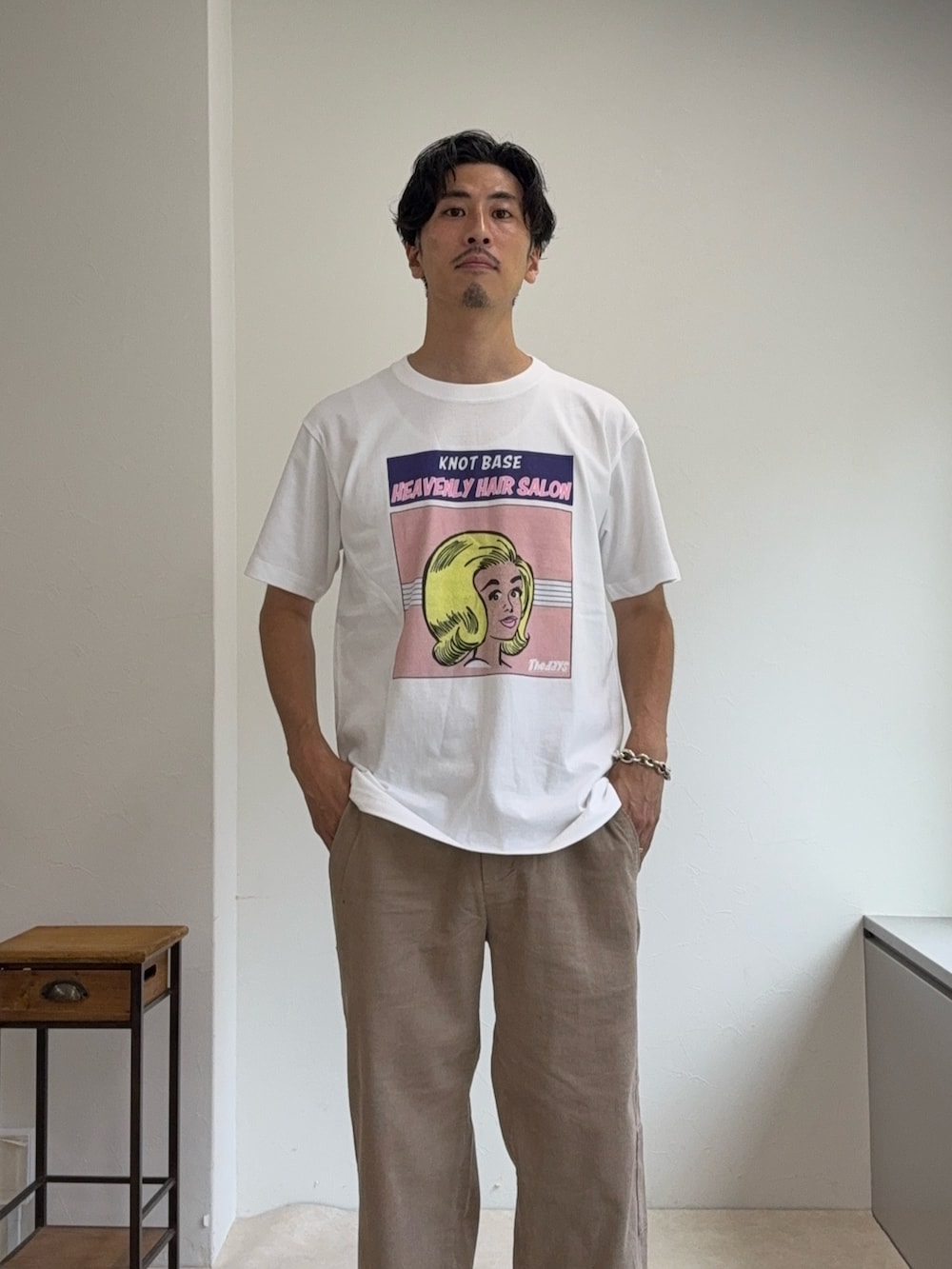 ホワイト系のTシャツ/カットソーを着用したメンズの夏コーディネートの3枚目の写真