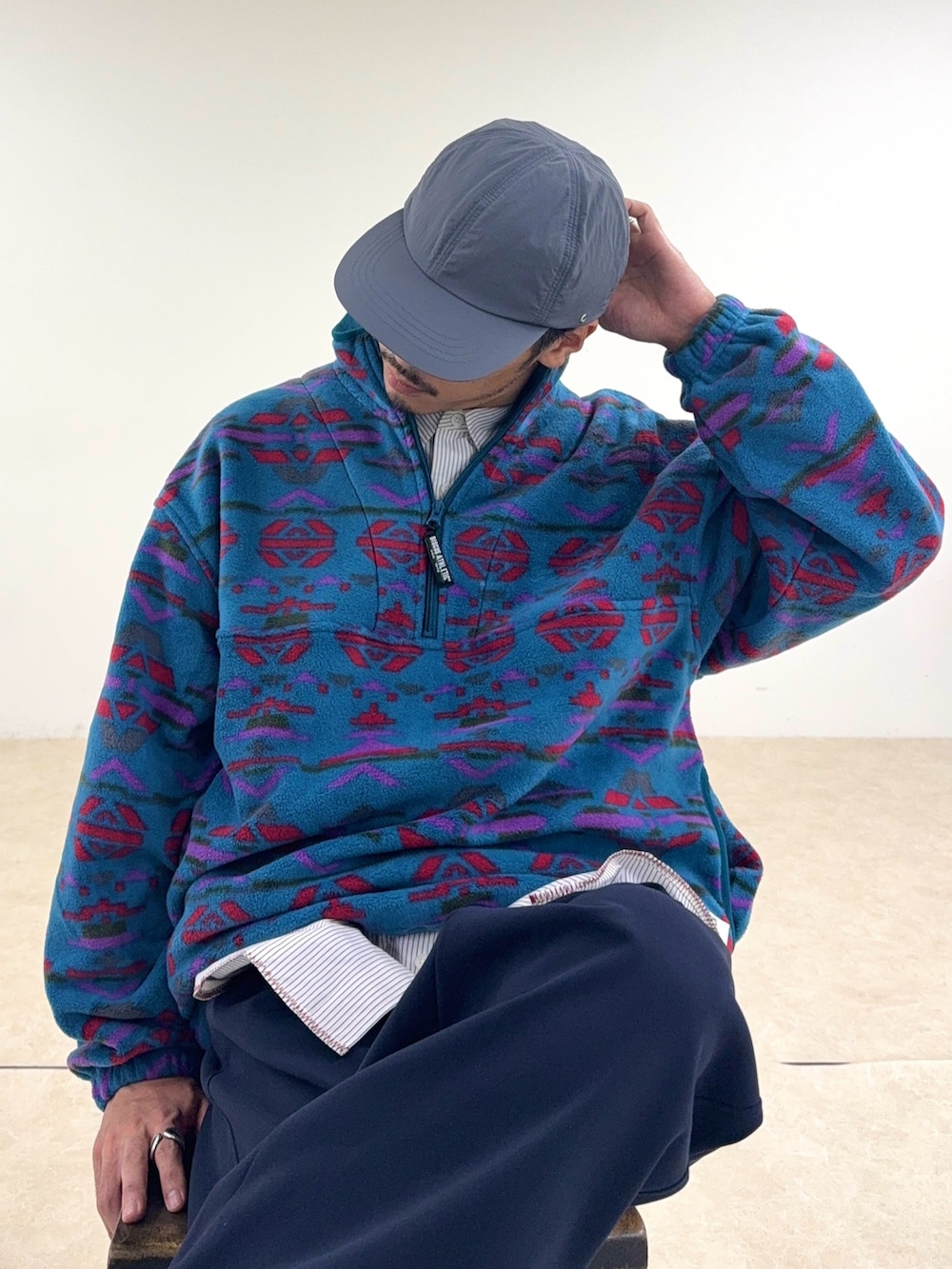 ブルー系のスウェット、ホワイト系のシャツ/ブラウス、ブルー系のその他パンツを着用したメンズの秋コーディネートの3枚目の写真