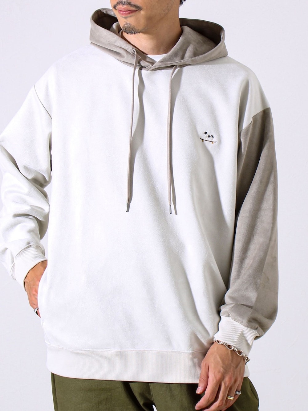 ホワイト系のパーカー、グリーン系のその他パンツを着用したメンズの夏コーディネートの2枚目の写真