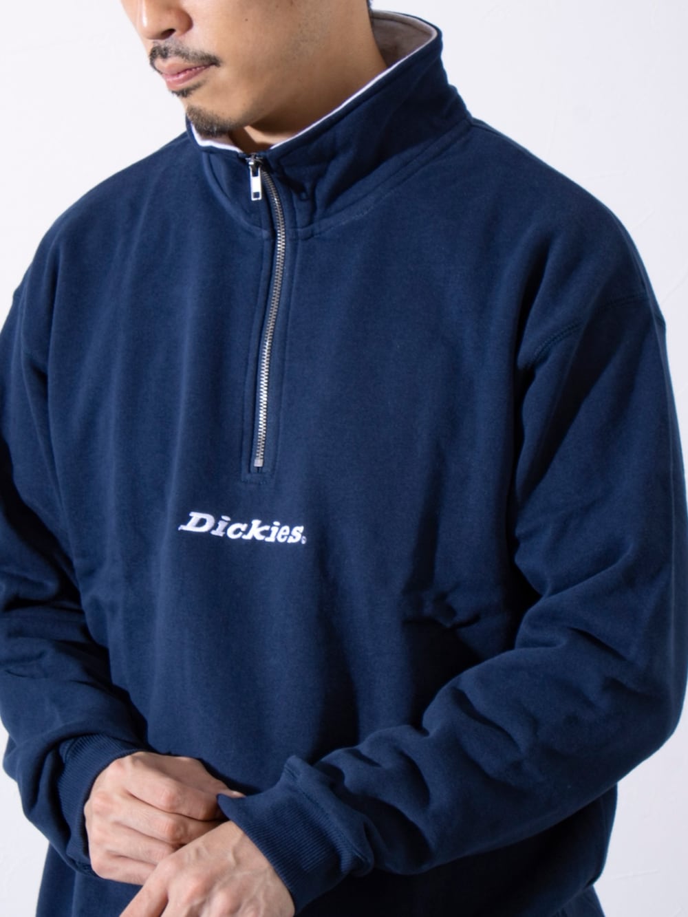 ブルー系のスウェット、ブラック系のスラックスを着用したメンズの秋コーディネートの2枚目の写真