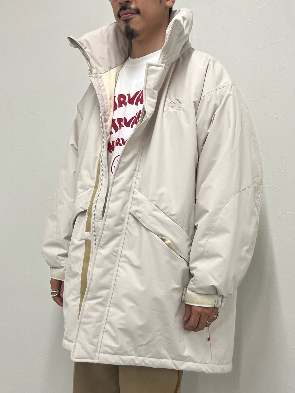 ホワイト系のTシャツ/カットソー、ホワイト系のその他アウター、ブラック系のサンダルを着用したメンズの秋コーディネートの5枚目の写真