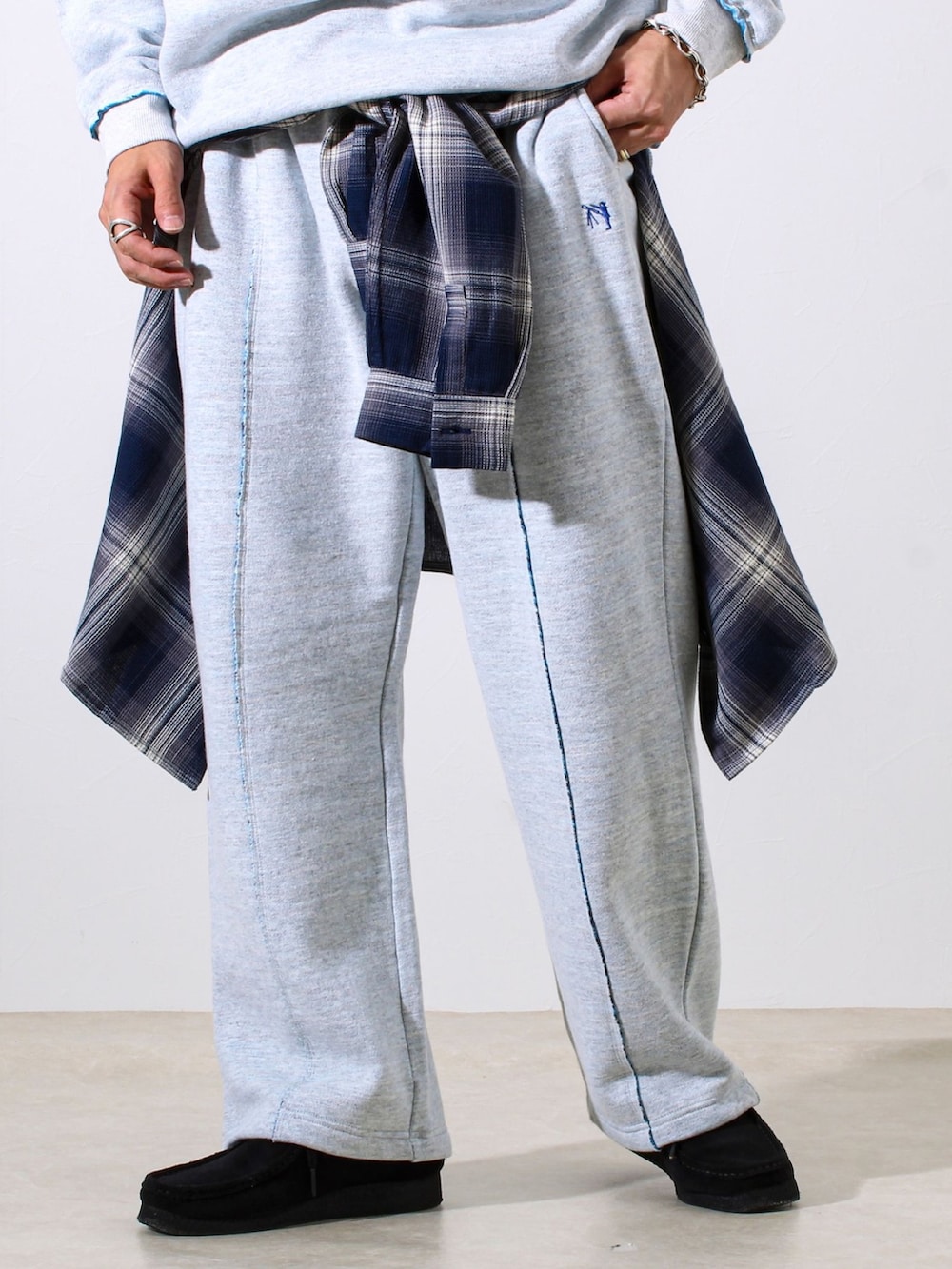 グレー系のスウェット、グレー系のスウェットパンツ、ブルー系のシャツ/ブラウスを着用したメンズの秋コーディネートの3枚目の写真