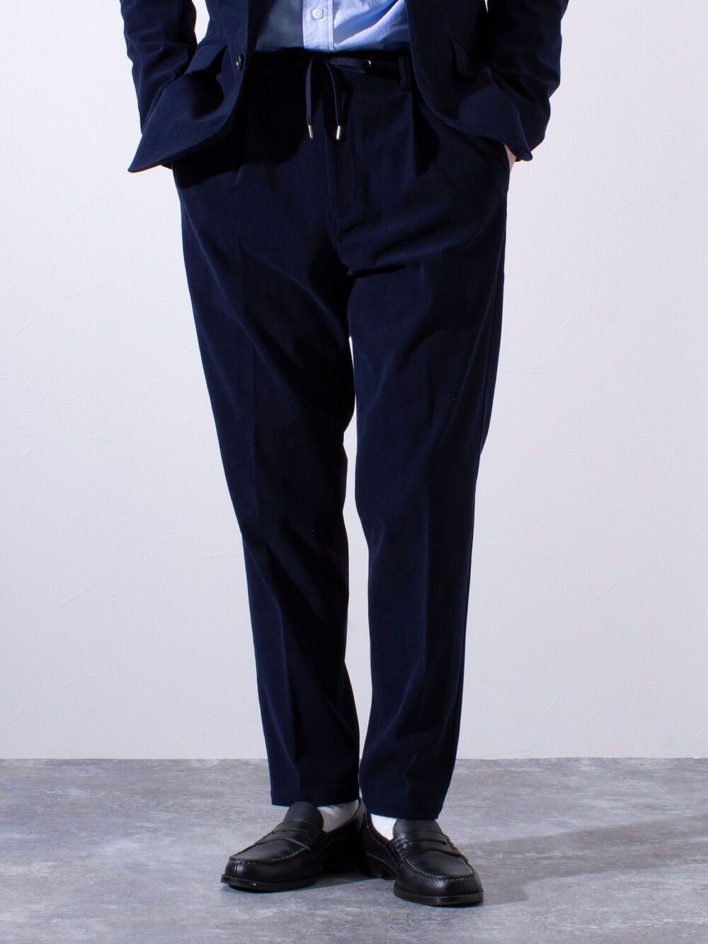 ブルー系のテーラードジャケット、ブルー系のその他パンツを着用したメンズの秋コーディネートの3枚目の写真