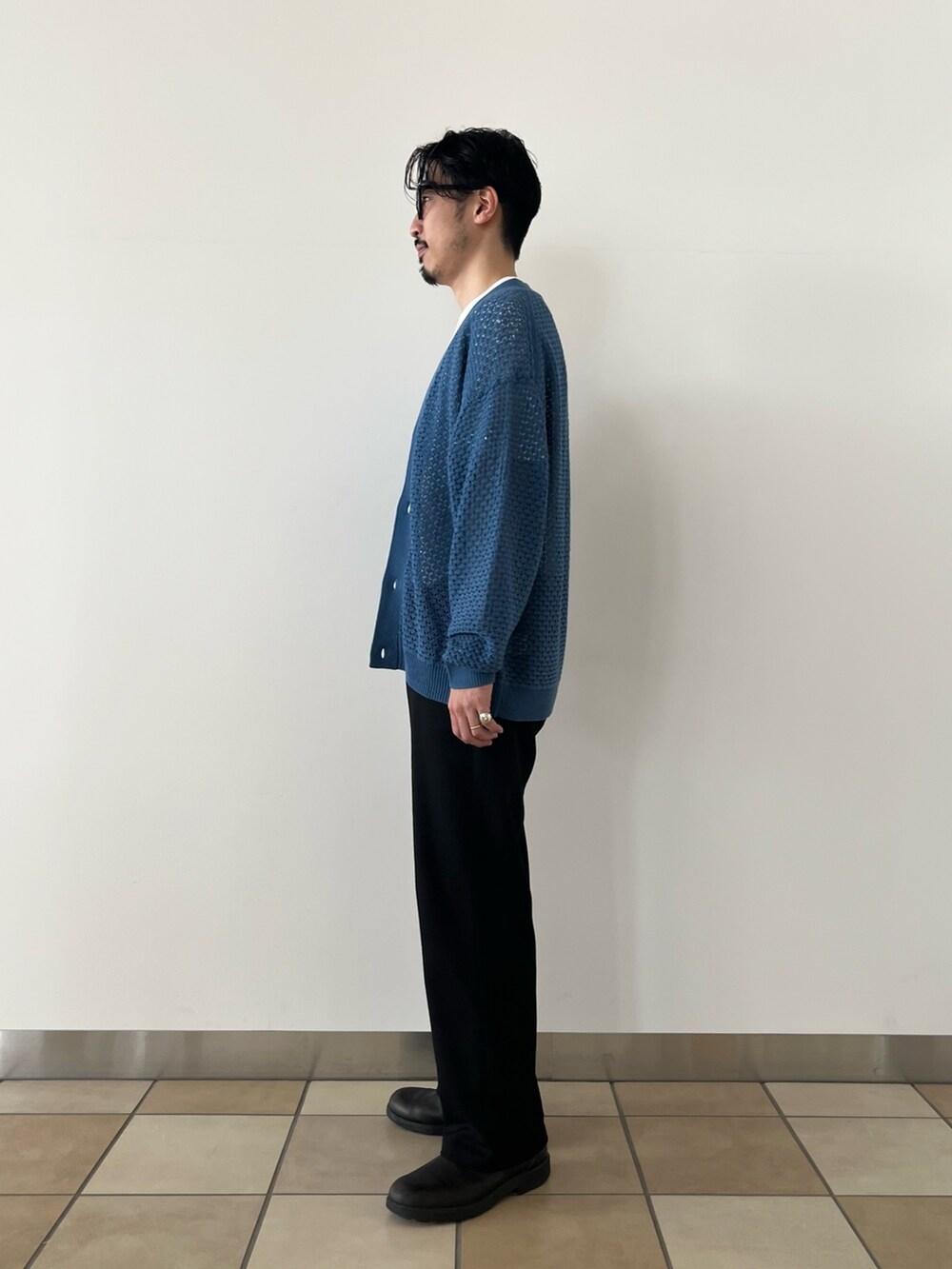 ブルー系のカーディガン/ボレロ、ブラック系のその他パンツ、ホワイト系のTシャツ/カットソーを着用したメンズの春コーディネートの2枚目の写真