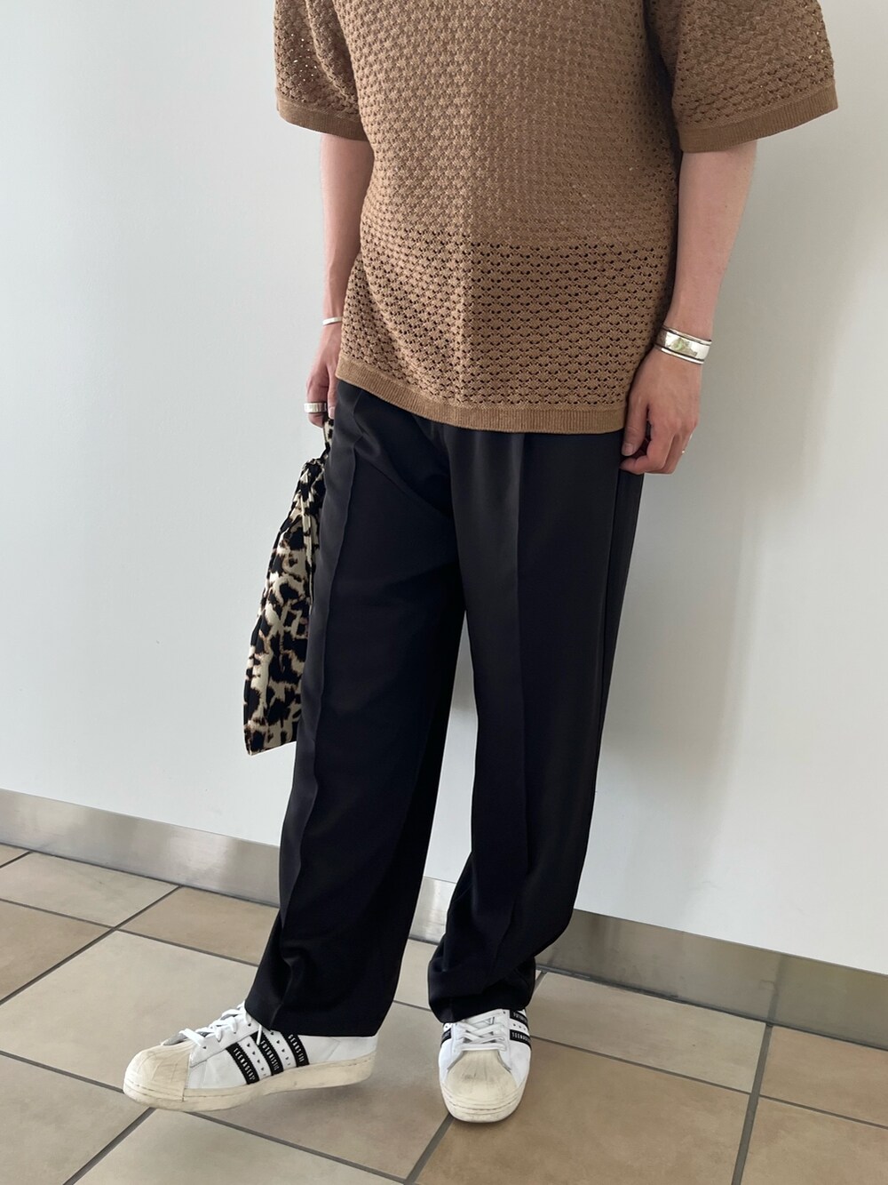 「ニット、ベージュ、トートバッグ、ゆるコーデ、休日スタイル、スラックス、adidas、アディダス、スニーカーコーデ、スニーカー、gloster、大人カジュアル、お洒落さんとつながりたい、ポロシャツ、春夏コーデ」｜「halo commodityの【halo commodity/ハロ コモディティー】Dale Dome Cap 手編みハット（ハット、ブラウン系）」を使った、OKAさん（メンズ・175cm）の春コーディネートの4枚目の写真