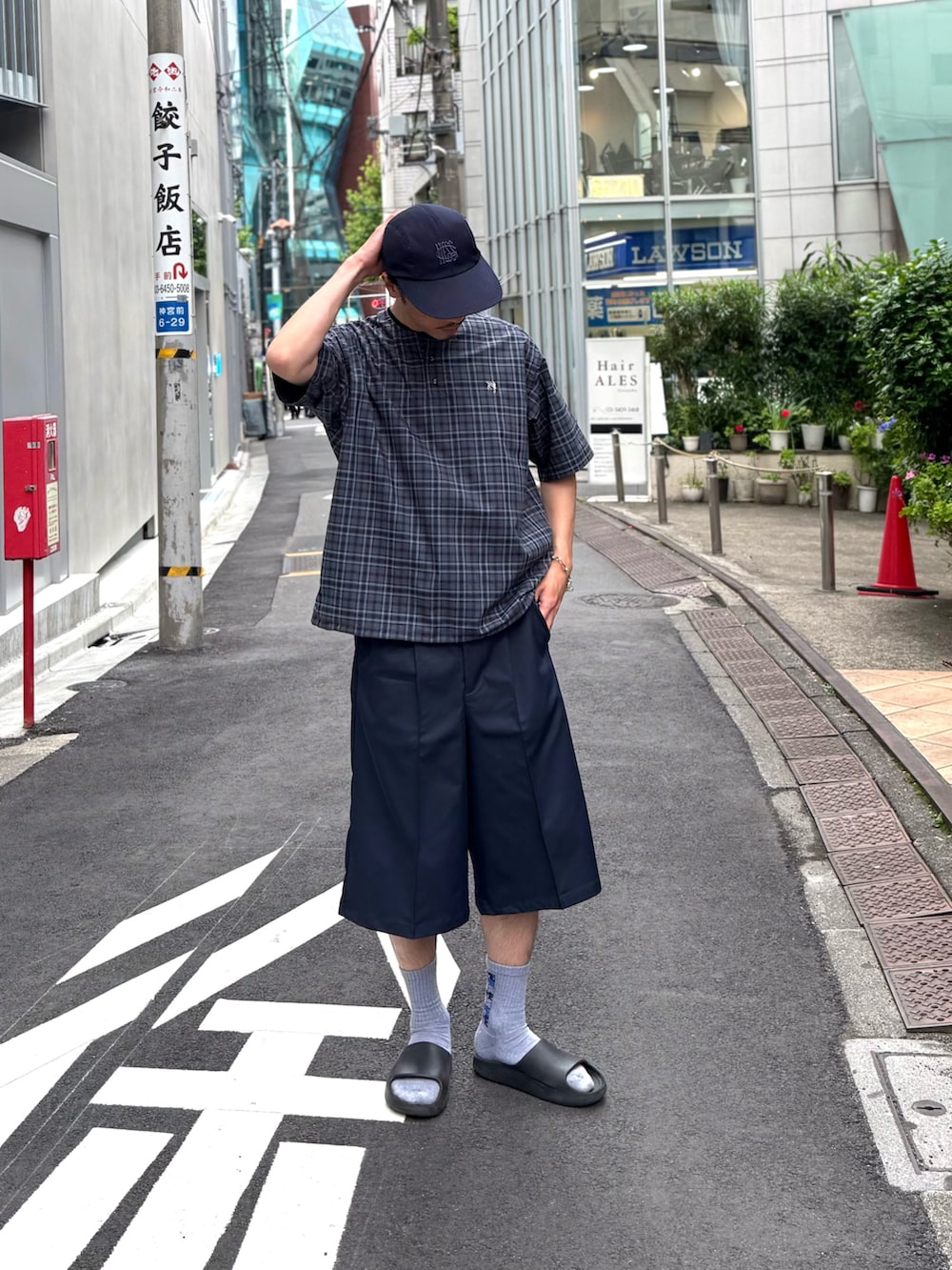 ブラック系のシャツ/ブラウス、ブルー系のその他パンツ、ブルー系のキャップを着用したメンズの春コーディネートの5枚目の写真