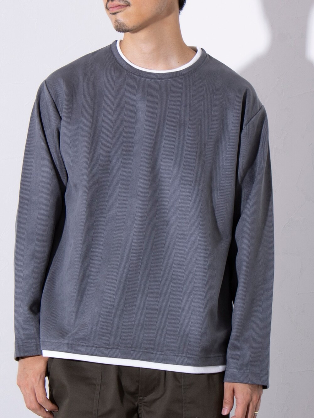 グレー系のTシャツ/カットソー、グリーン系のその他パンツを着用したメンズの秋コーディネートの2枚目の写真