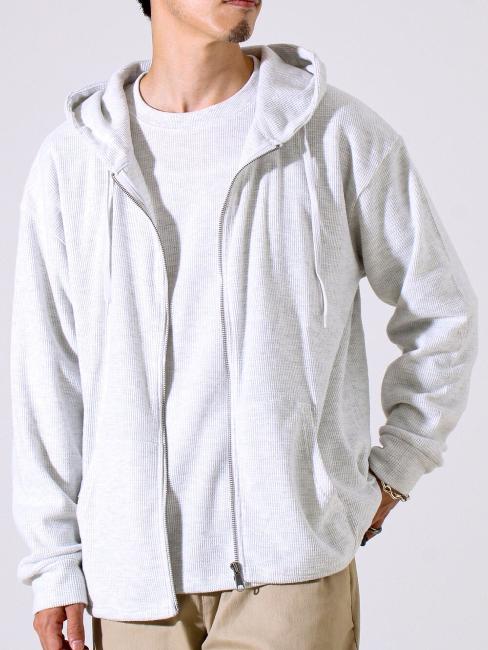 ベージュ系のその他パンツ、グレー系のTシャツ/カットソー、グレー系のパーカーを着用したメンズの夏コーディネートの2枚目の写真