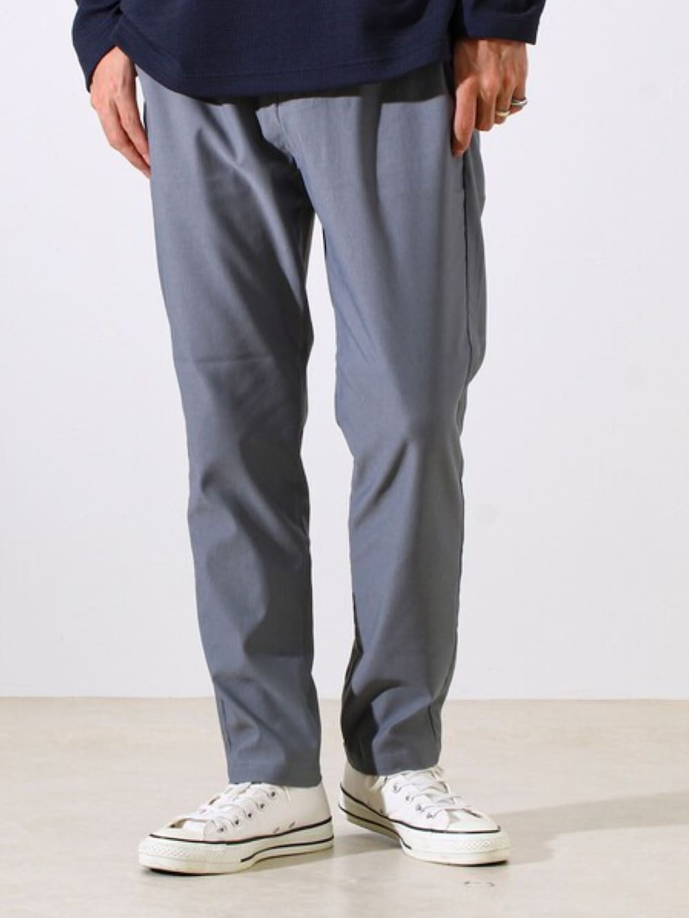 ブルー系のTシャツ/カットソー、グレー系のその他パンツを着用したメンズの夏コーディネートの2枚目の写真