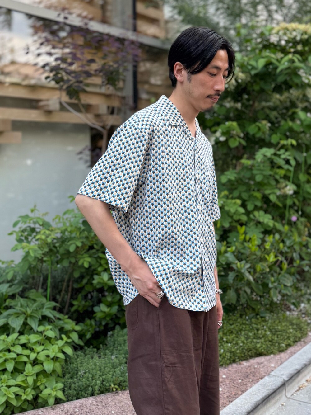 「柄シャツ、ワイドパンツ、サンダル、シャツスタイル、レイヤードスタイル、休日スタイル、お出かけコーデ、大人カジュアル、夏服、サンダルコーデ、夏、夏コーデ」｜「GLOSTERの【GLOSTER/グロスター】オールオーバーパターン シャツ 柄シャツ アロハシャツ オープンカラー（シャツ/ブラウス、ホワイト系）」を使った、OKAさん（メンズ・175cm）の春コーディネートの2枚目の写真