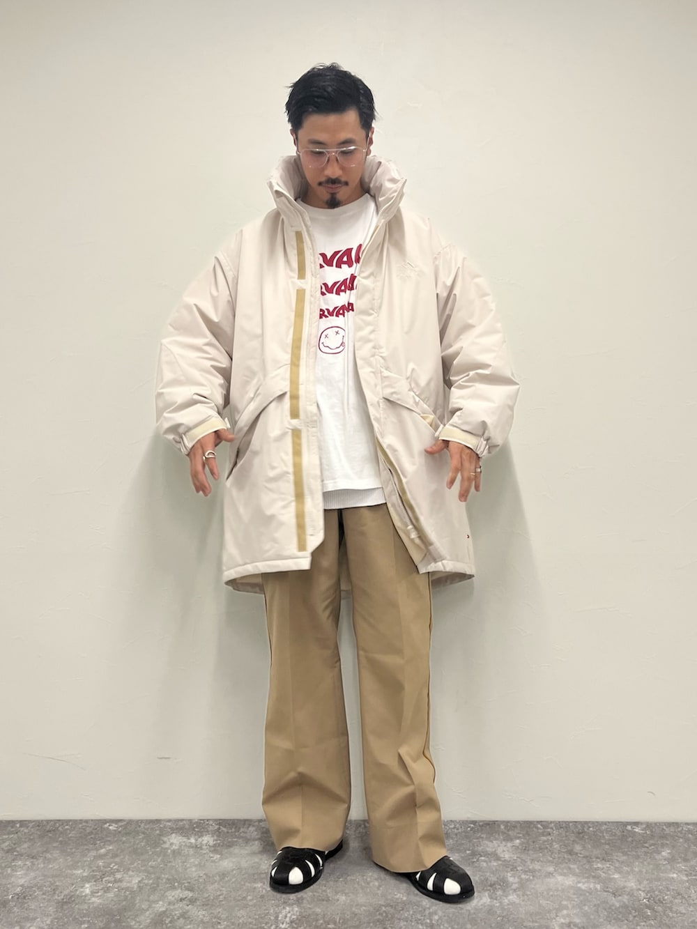 ホワイト系のTシャツ/カットソー、ホワイト系のその他アウター、ブラック系のサンダルを着用したメンズの秋コーディネートの4枚目の写真