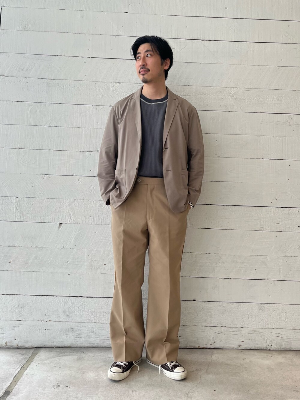 ブラウン系のテーラードジャケット、グレー系のTシャツ/カットソーを着用したメンズの春コーディネートの2枚目の写真