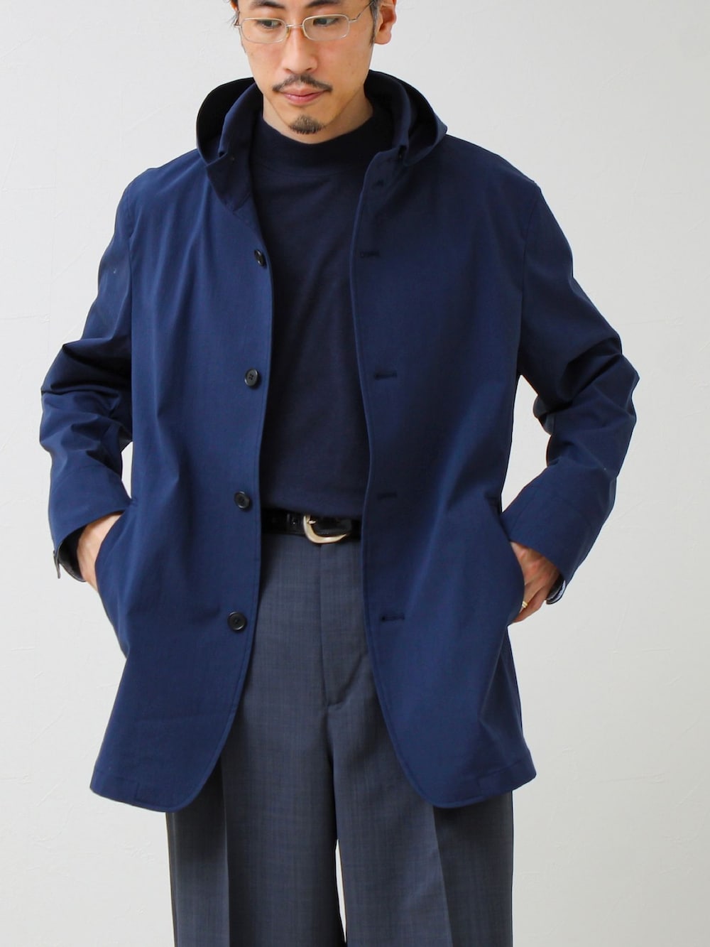 ブルー系のブルゾンを着用したメンズの春コーディネートの2枚目の写真