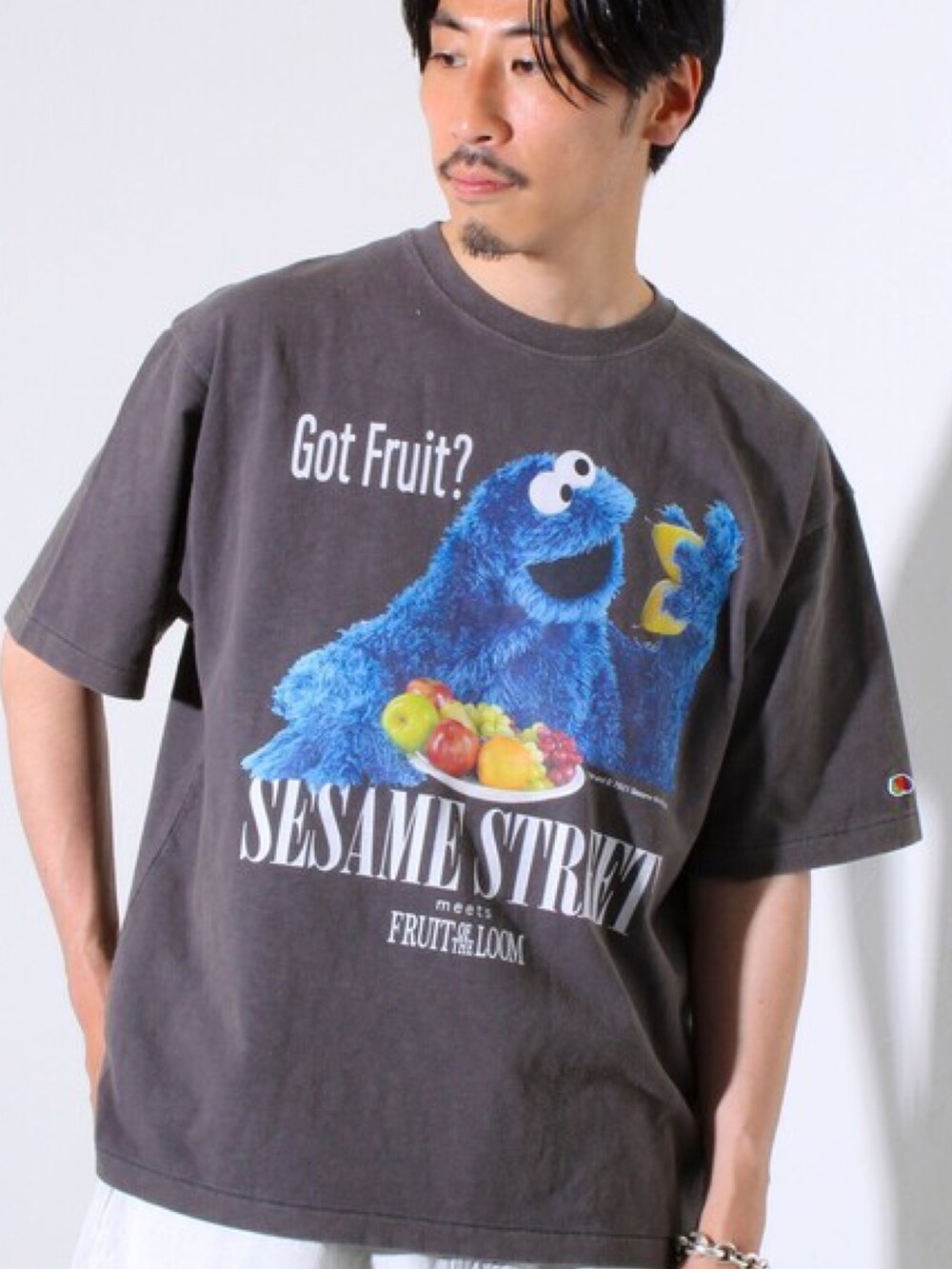 「ワイドパンツ、春夏コーデ、シンプルコーデ、休日スタイル、Tシャツ、お出かけコーデ、白パンツ、夏コーデ、プリントT、大人コーデ、ストリート、デニム、夏だ！Tシャツ着よう！、リラックススタイル、ゆるコーデ」｜「FRUIT OF THE LOOMの【SESAME STREET×FOTL】Photo T-Shirt C クルーネックプリントTシャツ（Tシャツ/カットソー、グレー系）」を使った、OKAさん（メンズ・175cm）の春コーディネートの2枚目の写真