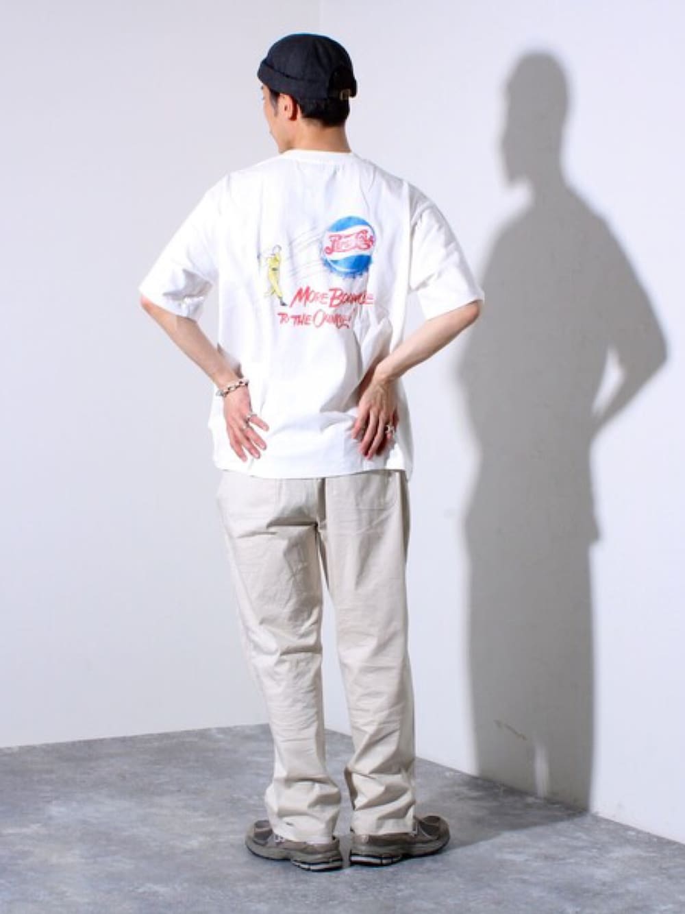 ホワイト系のTシャツ/カットソー、ホワイト系のその他パンツ、ブラック系のキャップを着用したメンズの春コーディネートの2枚目の写真