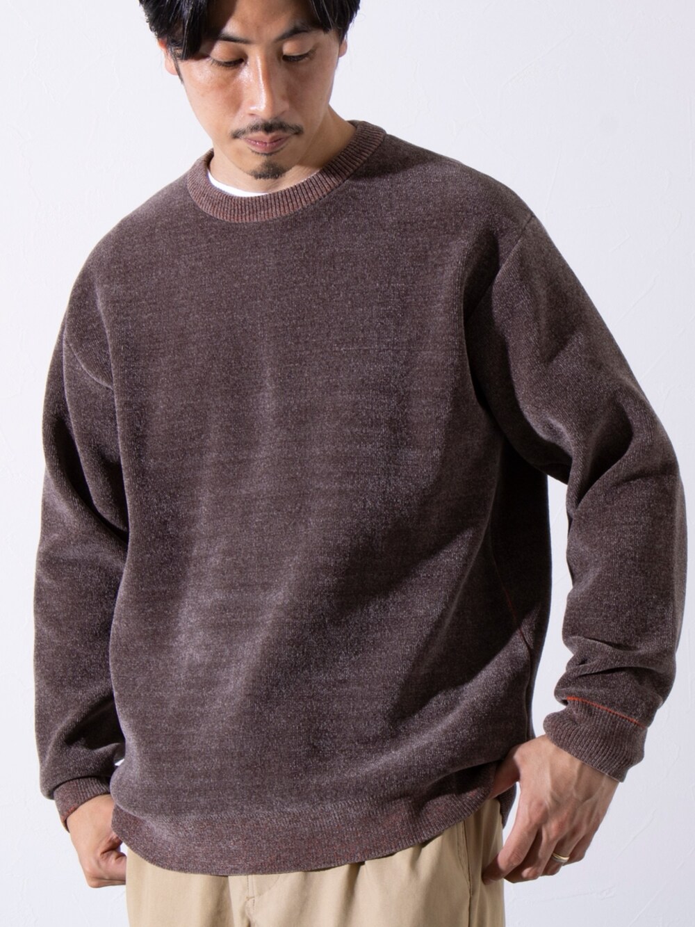 ブラック系のスニーカー、ベージュ系のその他パンツ、ブラウン系のニット/セーターを着用したメンズの秋コーディネートの2枚目の写真