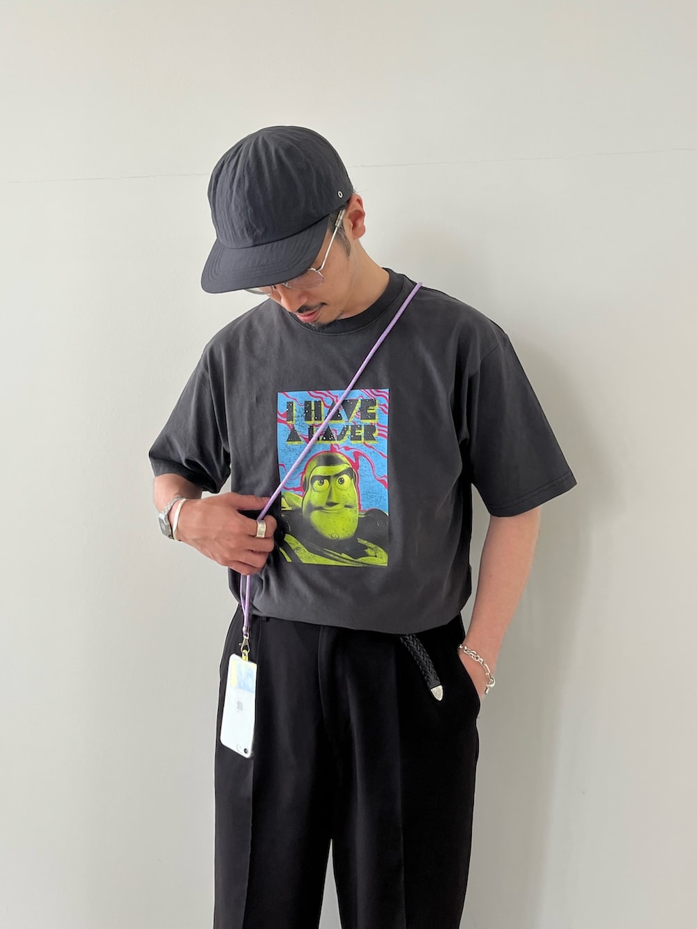「TOY STORY、トイストーリー、Tシャツ、ディズニー、ディズニーコーデ、ワントーンコーデ、disney、ニューバランス、New Balance、gloster、夏コーデ、初夏コーデ、メガネ男子、シンプルコーデ、カジュアルコーデ」｜「halo commodityの【halo Commodity/ハロ コモディティー】Salt Path Cap ジェットキャップ（キャップ、ブラック系）」を使った、OKAさん（メンズ・175cm）の春コーディネートの2枚目の写真