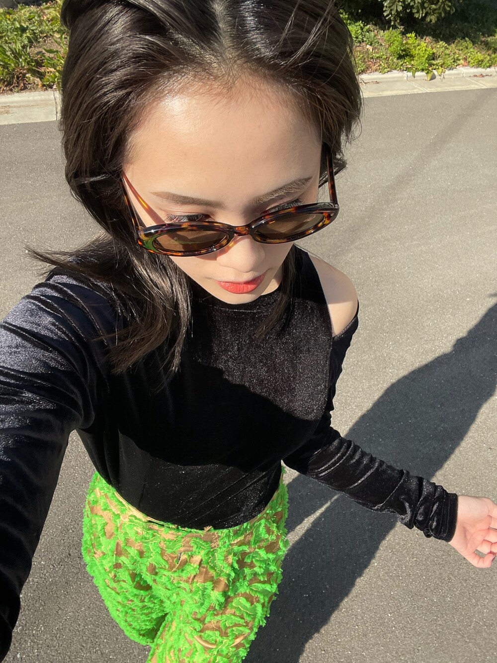 グリーン系のパンツ、ベージュ系のスニーカー、ブラック系のTシャツ/カットソーを着用したレディースの冬コーディネートの3枚目の写真