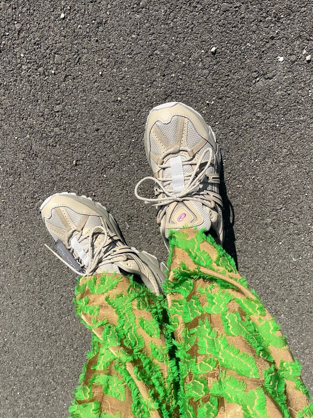 グリーン系のパンツ、ベージュ系のスニーカー、ブラック系のTシャツ/カットソーを着用したレディースの冬コーディネートの2枚目の写真