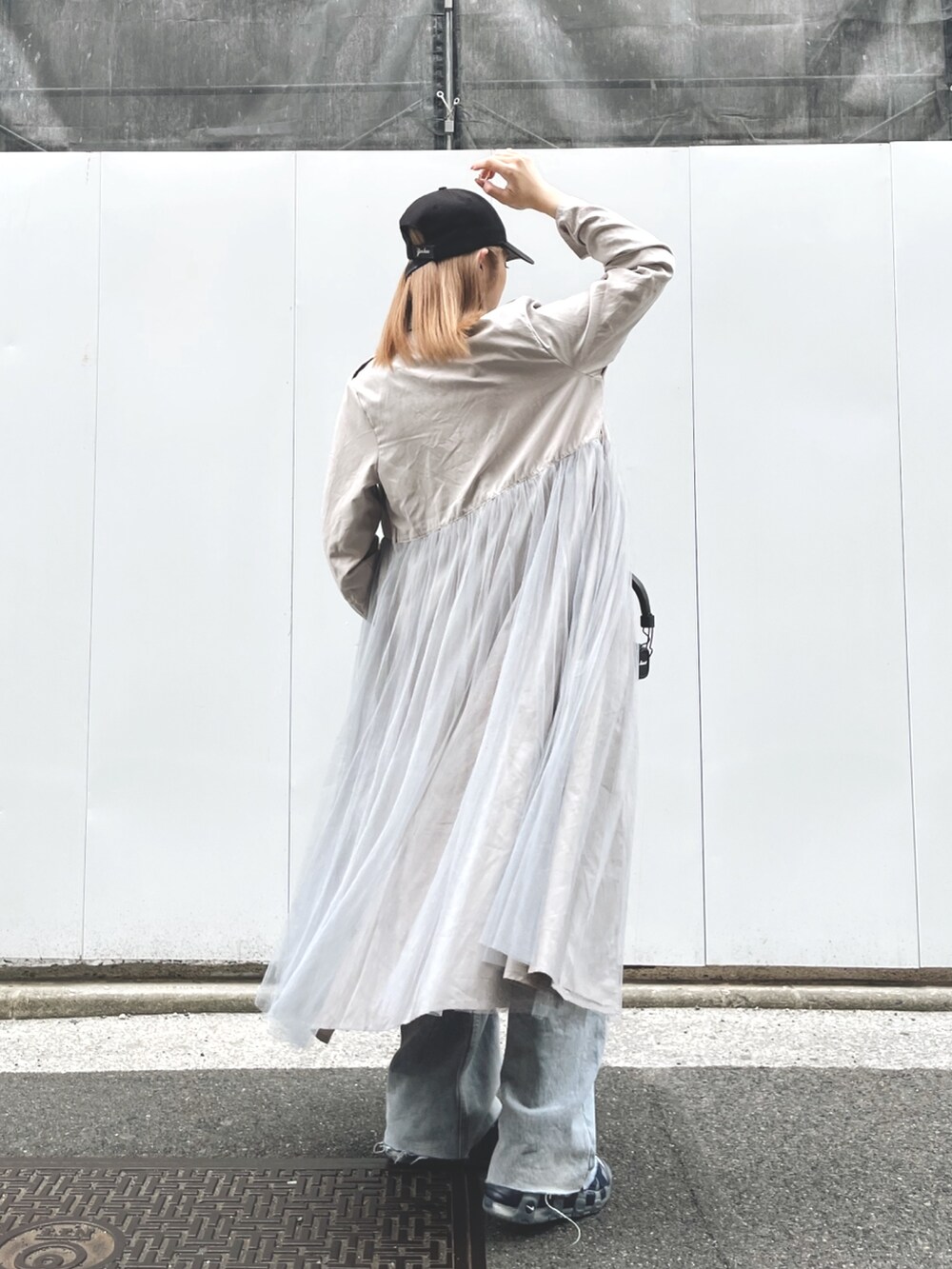 ホワイト系のジャケット/アウター、グレー系のTシャツ/カットソー、ブルー系のデニムパンツを着用したレディースの冬コーディネートの2枚目の写真