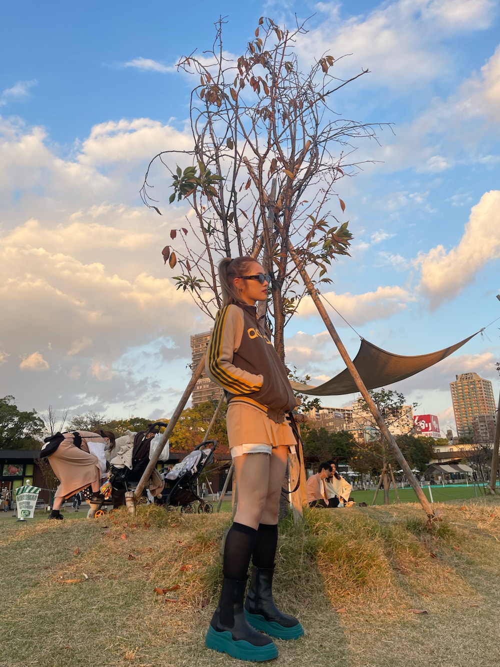 ブラウン系のジャージ、ブルー系のブーツを着用したレディースの秋コーディネートの2枚目の写真