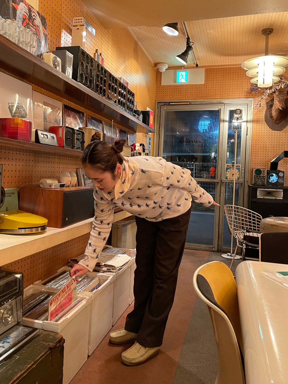 ベージュ系のシューズ、グレー系のパンツ、ホワイト系のトップスを着用したレディースの冬コーディネートの2枚目の写真