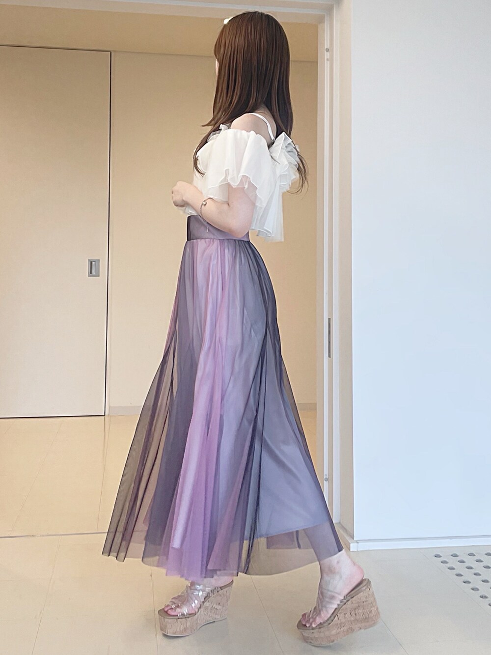 ホワイト系のシャツ/ブラウス、ブラウン系のスカート、その他のサンダルを着用したレディースの夏コーディネートの3枚目の写真