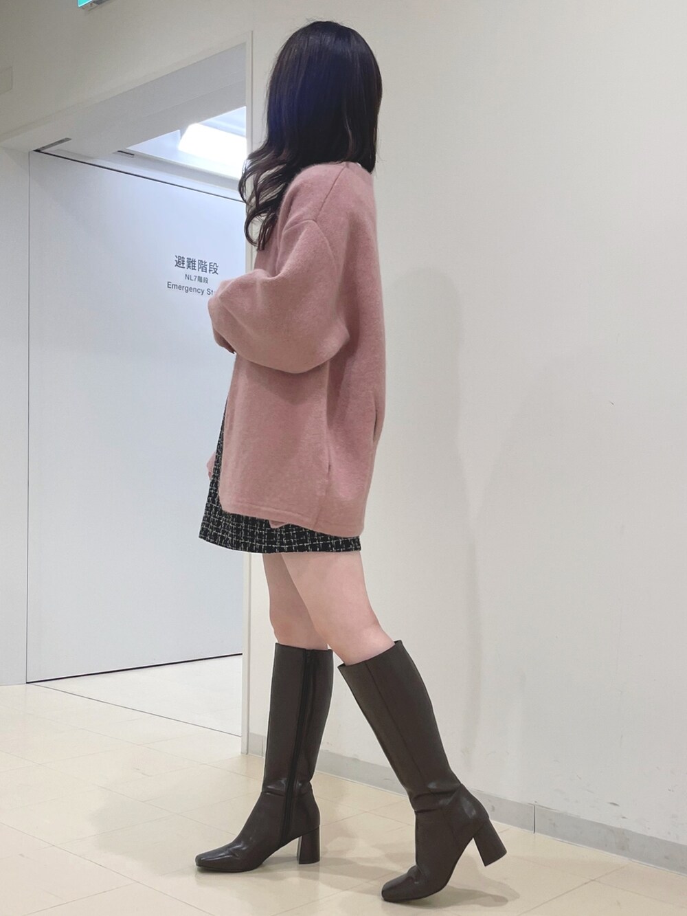 ブラック系のスカート、ホワイト系のニット/セーター、ピンク系のカーディガン/ボレロを着用したレディースの秋コーディネートの4枚目の写真