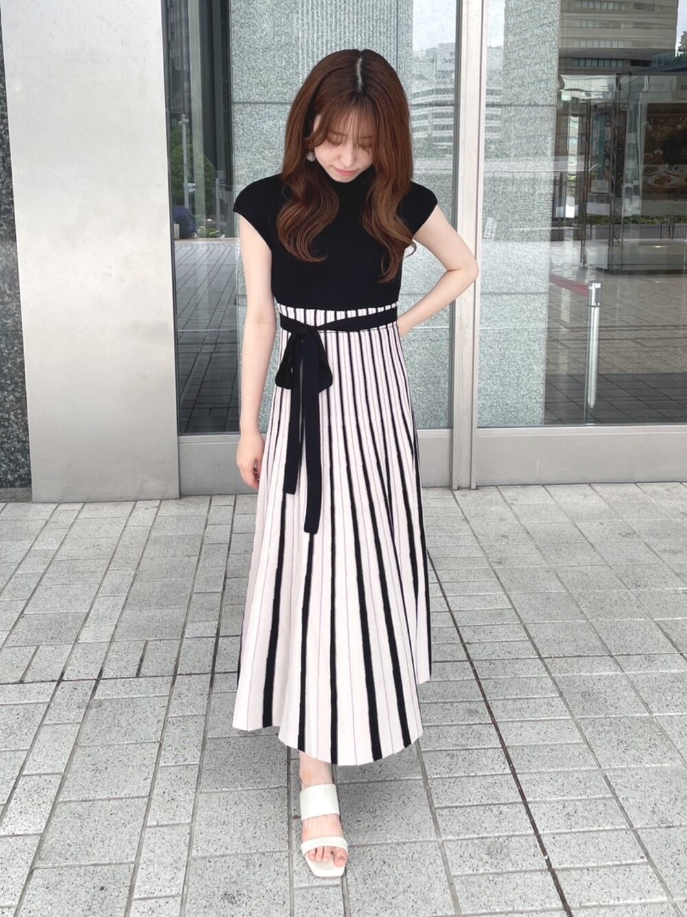 ブラック系のワンピースを着用したレディースの夏コーディネートの3枚目の写真