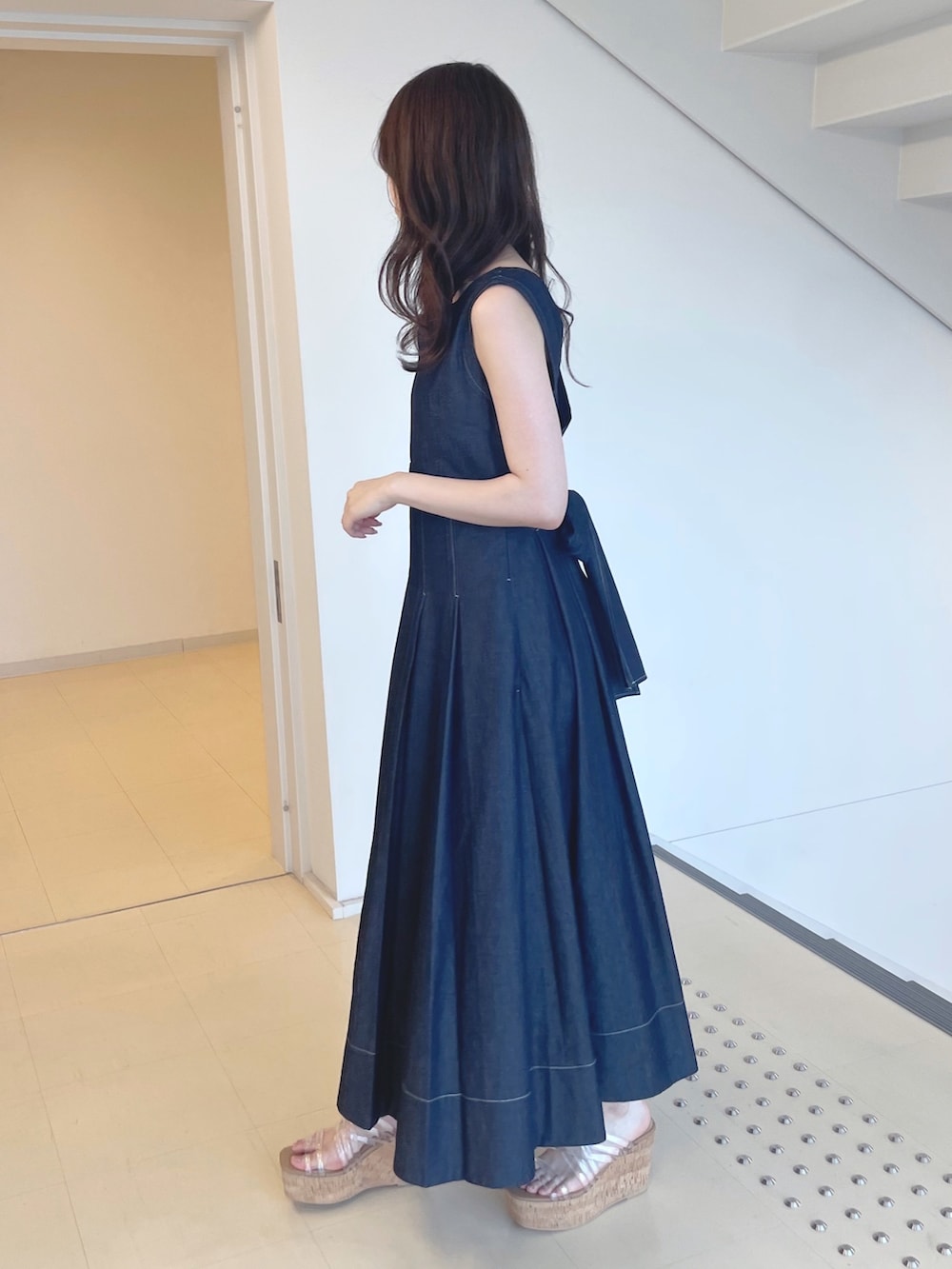 ブルー系のワンピース、その他のサンダル、ホワイト系のシャツ/ブラウスを着用したレディースの春コーディネートの3枚目の写真