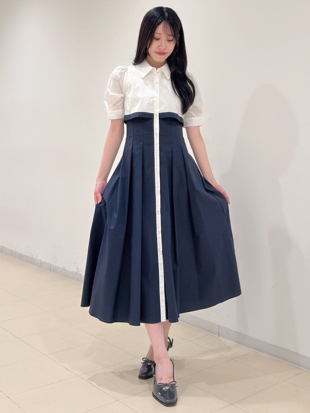 グレー系のパンプス、ブルー系のワンピースを着用したレディースの夏コーディネートの4枚目の写真