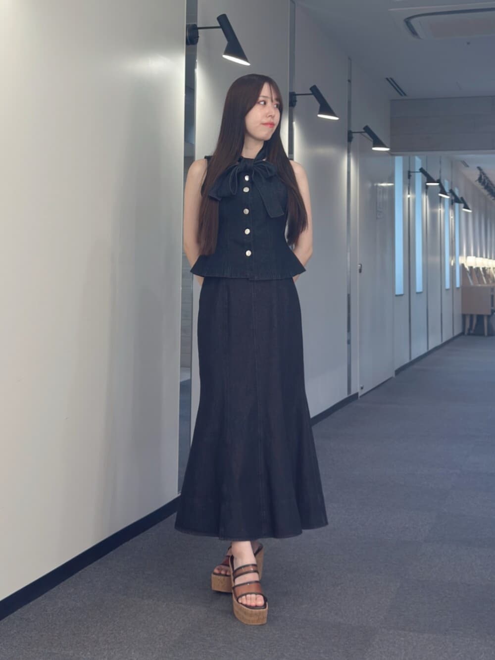 ブラウン系のサンダル、ブラック系のシャツ/ブラウス、ブラック系のスカートを着用したレディースの夏コーディネートの5枚目の写真