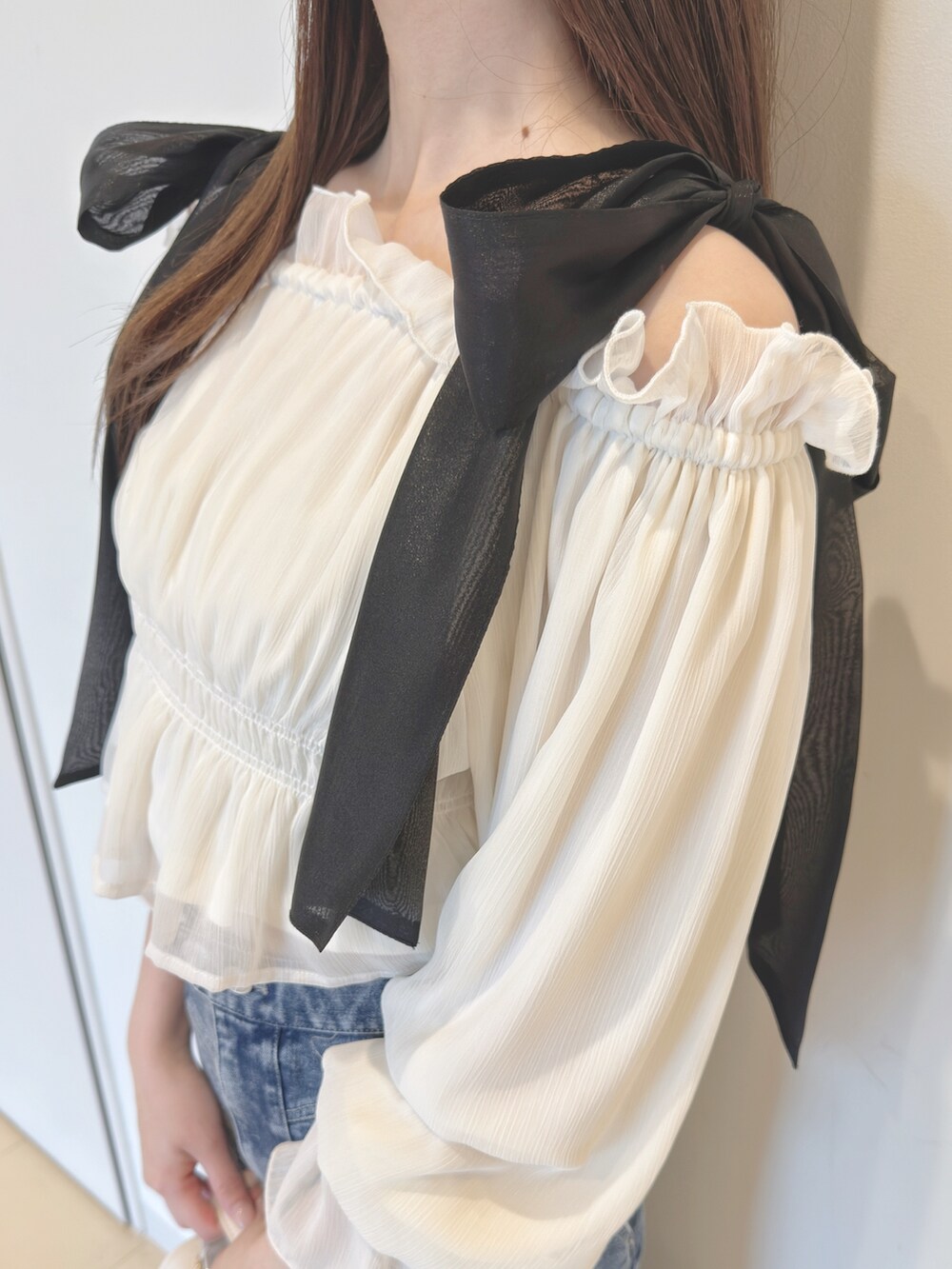 ホワイト系のシャツ/ブラウス、ブルー系のスカート、ホワイト系のハンドバッグを着用したレディースの春コーディネートの6枚目の写真