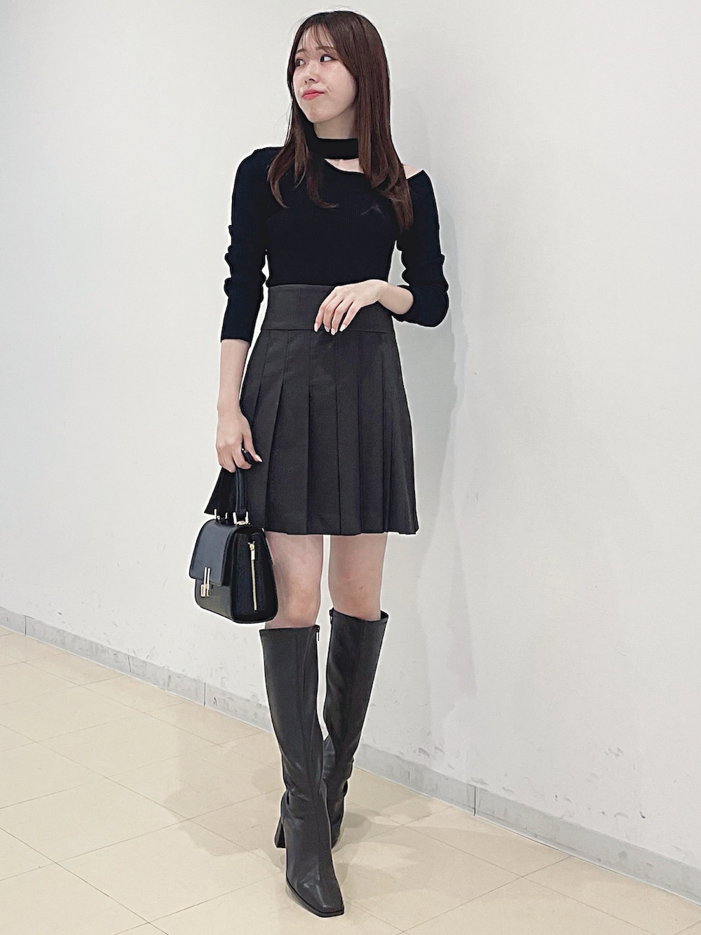 ブラウン系のその他パンツ、ブラウン系のテーラードジャケット、ブラック系のニット/セーターを着用したレディースの秋コーディネートの6枚目の写真