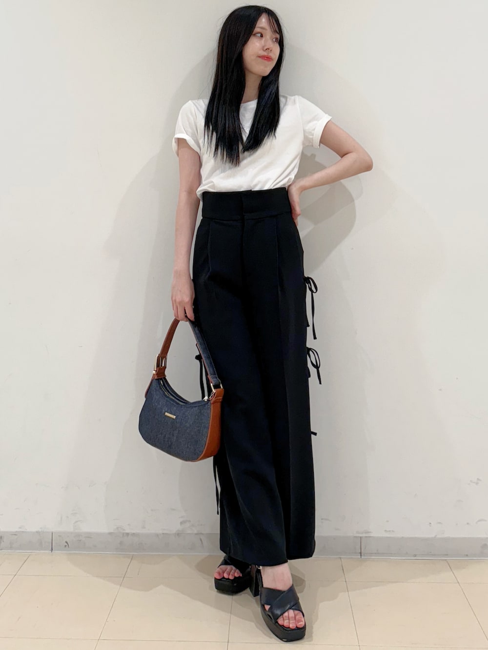 ホワイト系のTシャツ/カットソー、ブラック系のその他パンツ、ブルー系のショルダーバッグを着用したレディースの夏コーディネートの3枚目の写真