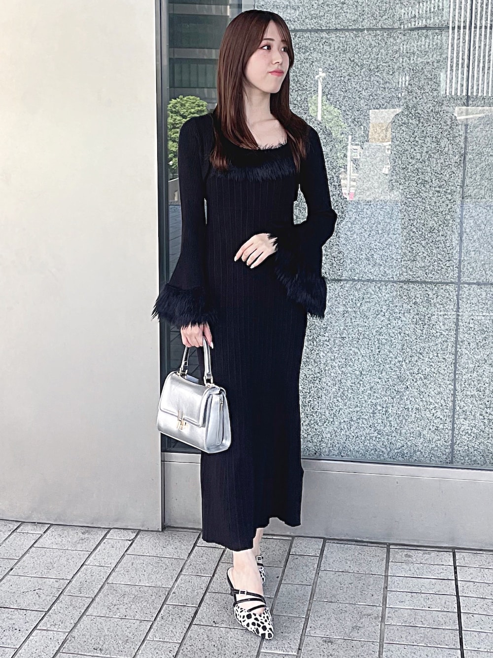 ブラック系のワンピース、シルバー系のハンドバッグ、その他のパンプスを着用したレディースの秋コーディネートの3枚目の写真