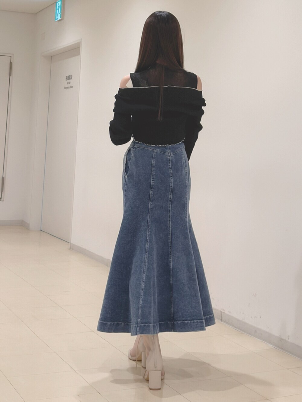 ホワイト系のブーツ、ブルー系のショルダーバッグ、ブラック系のニット/セーターを着用したレディースの春コーディネートの5枚目の写真