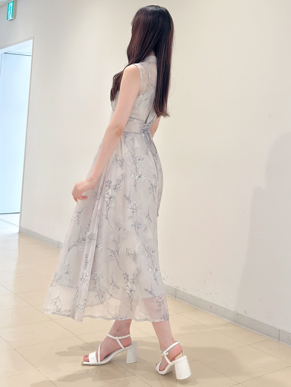 グレー系のワンピース、ホワイト系のサンダルを着用したレディースの夏コーディネートの5枚目の写真