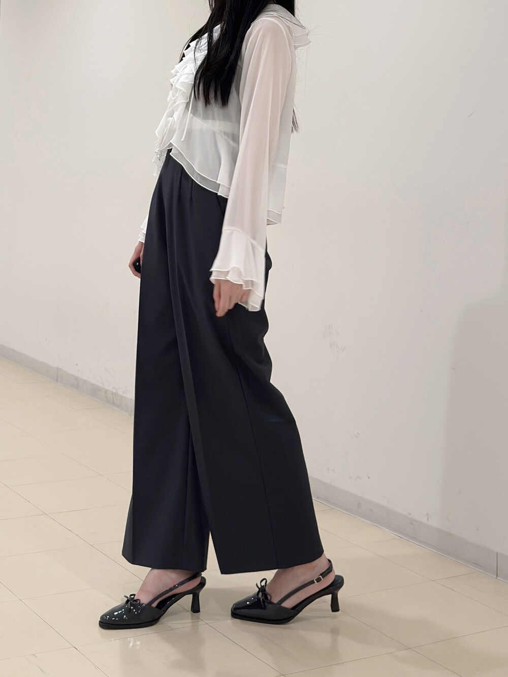 ホワイト系のシャツ/ブラウス、グレー系のその他パンツ、グレー系のパンプスを着用したレディースの夏コーディネートの4枚目の写真