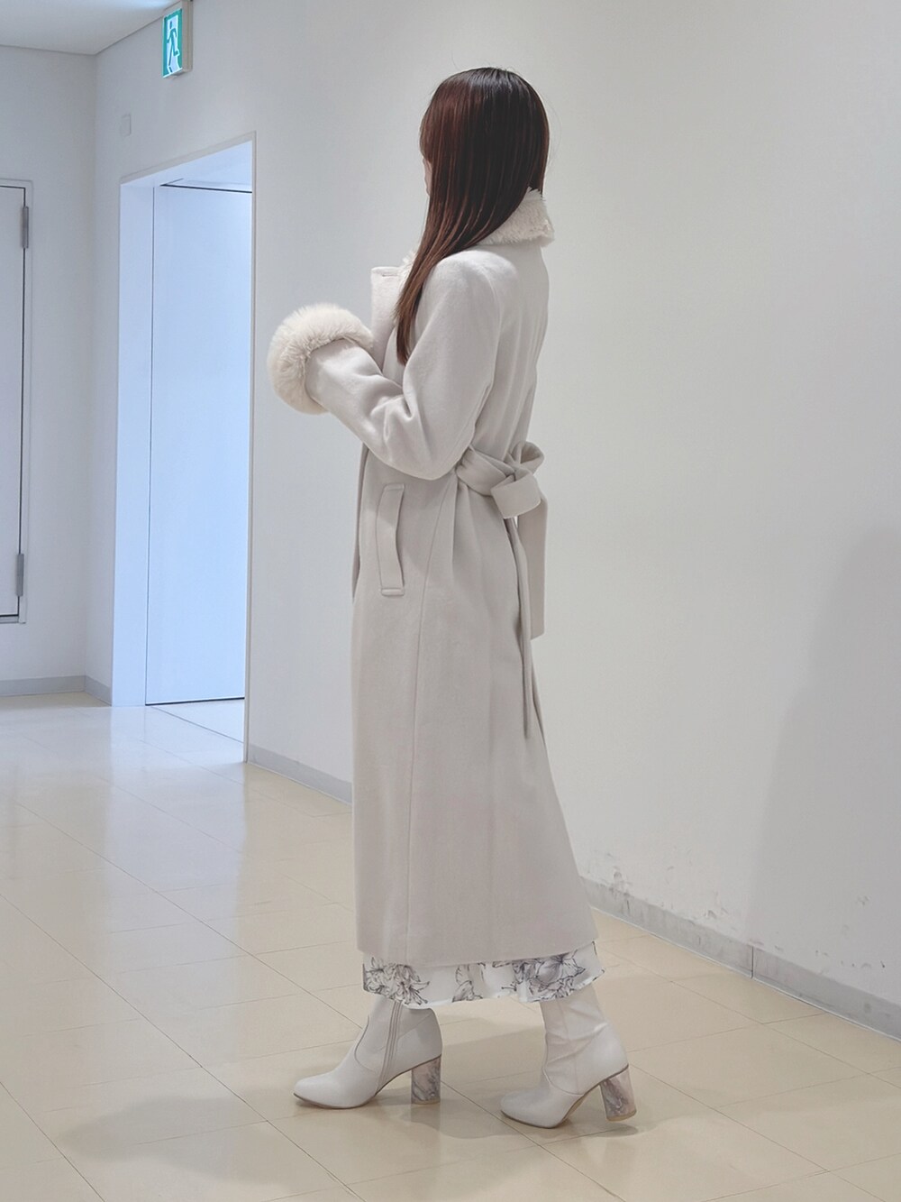 ホワイト系のその他アウター、ベージュ系のワンピース、ホワイト系のブーツを着用したレディースの冬コーディネートの5枚目の写真
