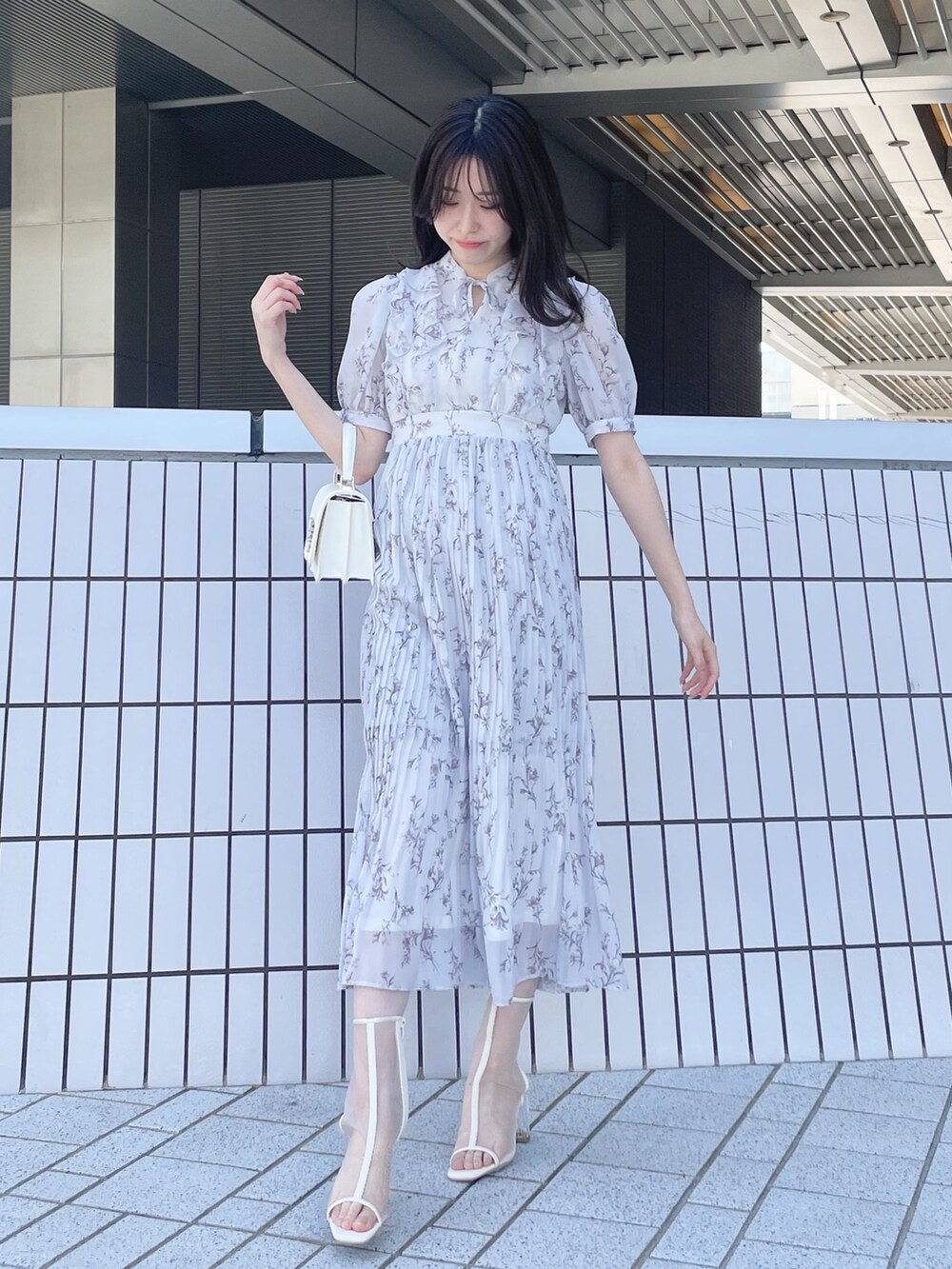 ホワイト系のトレンチコート、グレー系のワンピース、ホワイト系のブーツを着用したレディースの春コーディネートの7枚目の写真