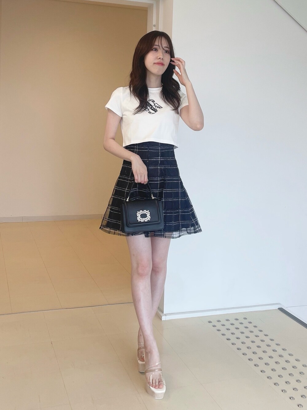 ホワイト系のTシャツ/カットソー、ブラック系のその他パンツ、ブラック系のショルダーバッグを着用したレディースの春コーディネートの4枚目の写真