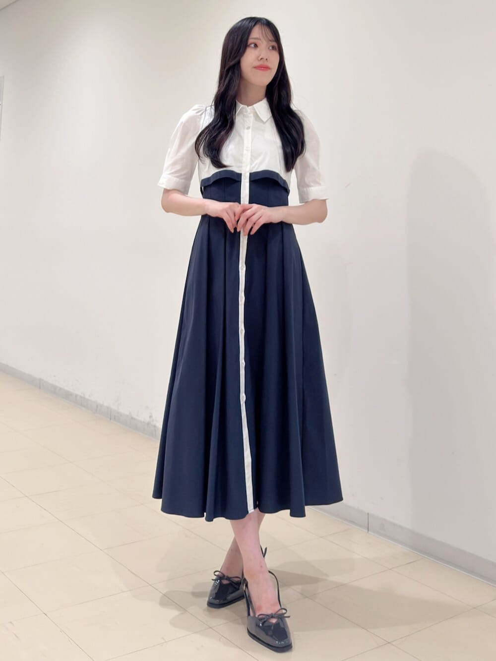 グレー系のパンプス、ブルー系のワンピースを着用したレディースの夏コーディネートの2枚目の写真