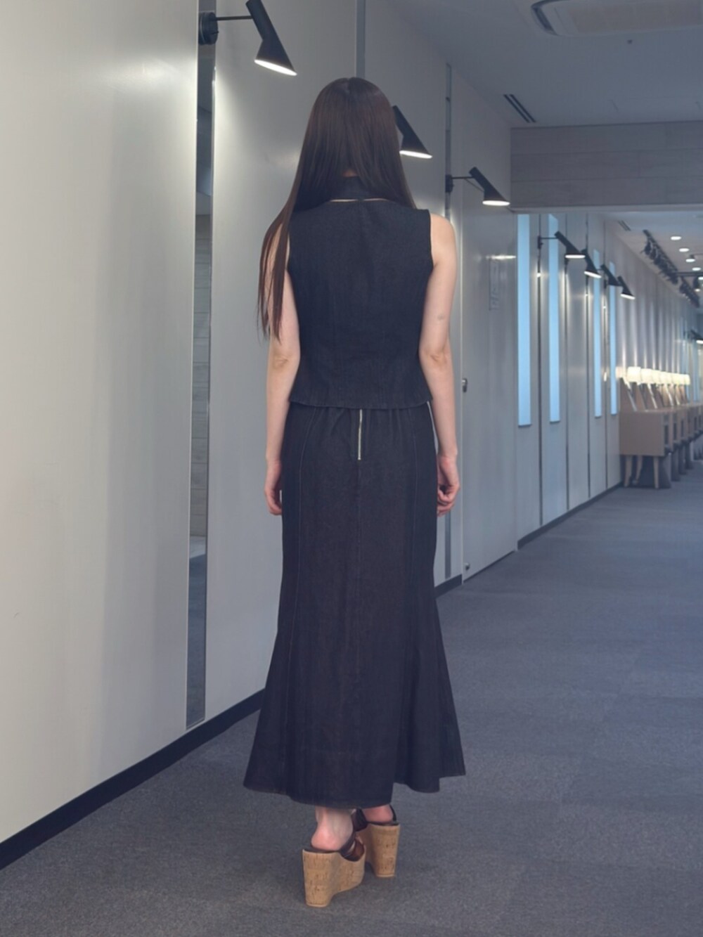 ブラウン系のサンダル、ブラック系のシャツ/ブラウス、ブラック系のスカートを着用したレディースの夏コーディネートの4枚目の写真