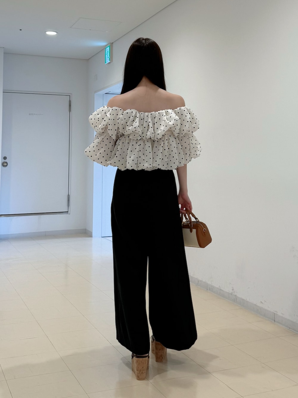 ホワイト系のシャツ/ブラウス、ブラック系のその他パンツ、ブラウン系のハンドバッグを着用したレディースの夏コーディネートの4枚目の写真