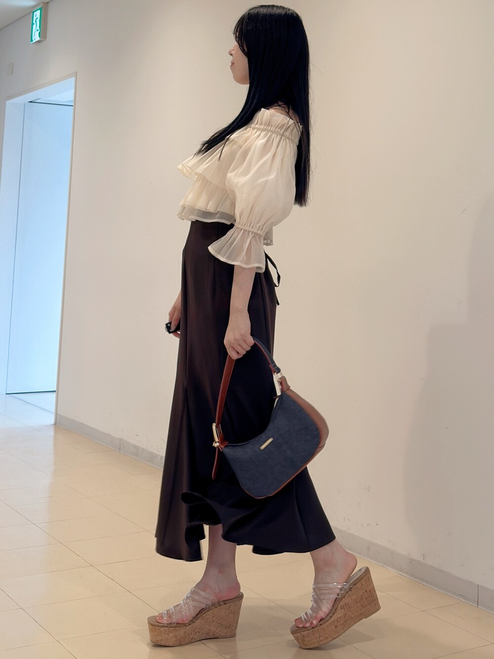 ホワイト系のシャツ/ブラウス、ブラウン系のスカート、その他のサンダルを着用したレディースの夏コーディネートの4枚目の写真