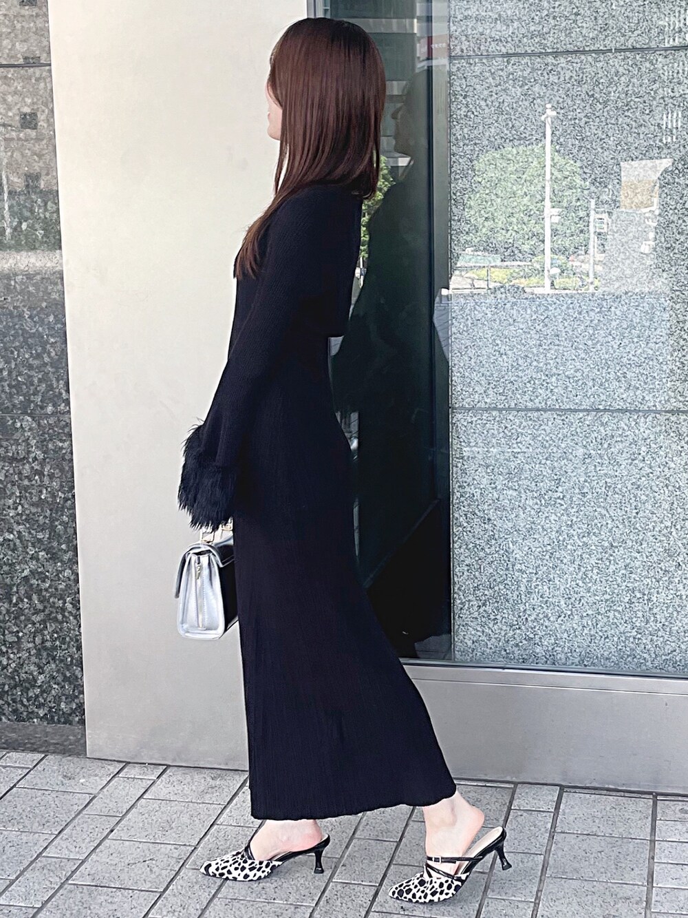 ブラック系のワンピース、シルバー系のハンドバッグ、その他のパンプスを着用したレディースの秋コーディネートの5枚目の写真