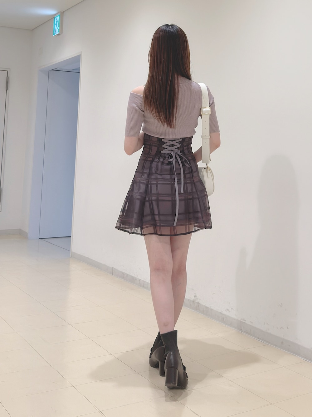 ベージュ系のニット/セーター、ブラウン系のその他パンツ、ホワイト系のショルダーバッグを着用したレディースの春コーディネートの5枚目の写真